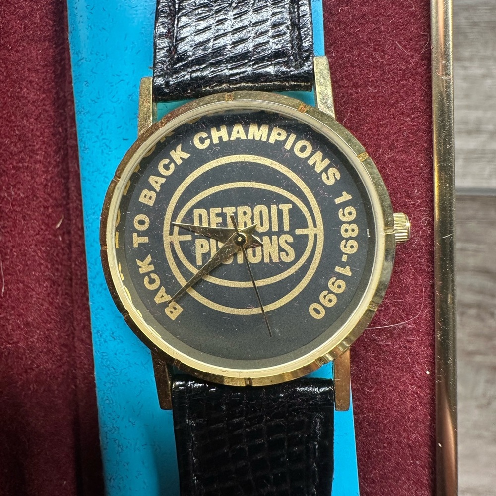 Rare/Vintage Commemorative Watch Celebrating the Detroit Pistons B2B Champs89-90